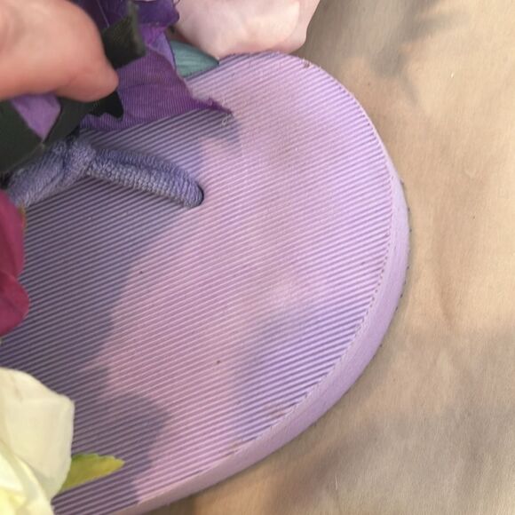 Make a statement with these adorable flower adorned wedge sz6 flip flops EUC - Picture 13 of 14